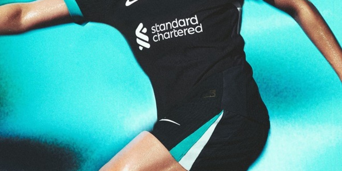 Liverpool FC kondigt het nieuwste zwarte uitshirt voor seizoen 2024/25 aan